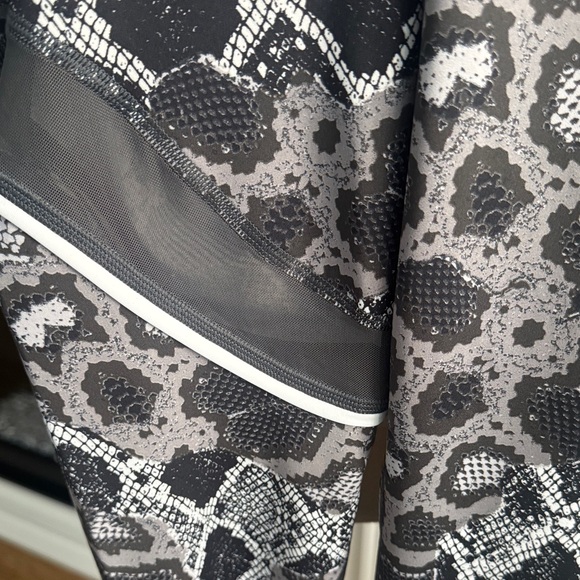 Under Armour Black and White Animal Print Leggings - Picture 4 of 11